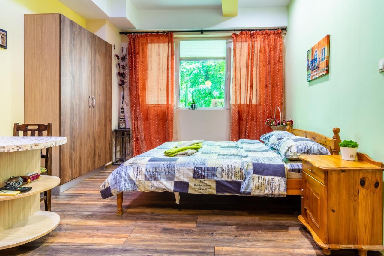 Barcelona Colorful Central Studio W Green Backyard Sofia Exteriör bild